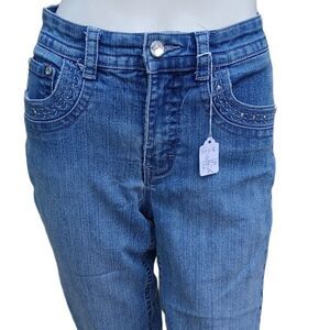 59722.....Gloria Vanderbilt Low Rise Crop Jeans Size 6,  W28" 16"Inseam  8"Rise